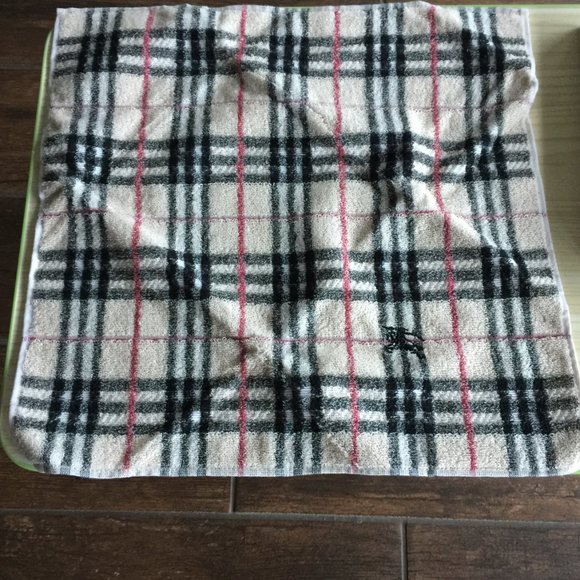 NWT 100% Authentic Burberry hand towel - Picture 2 of 4